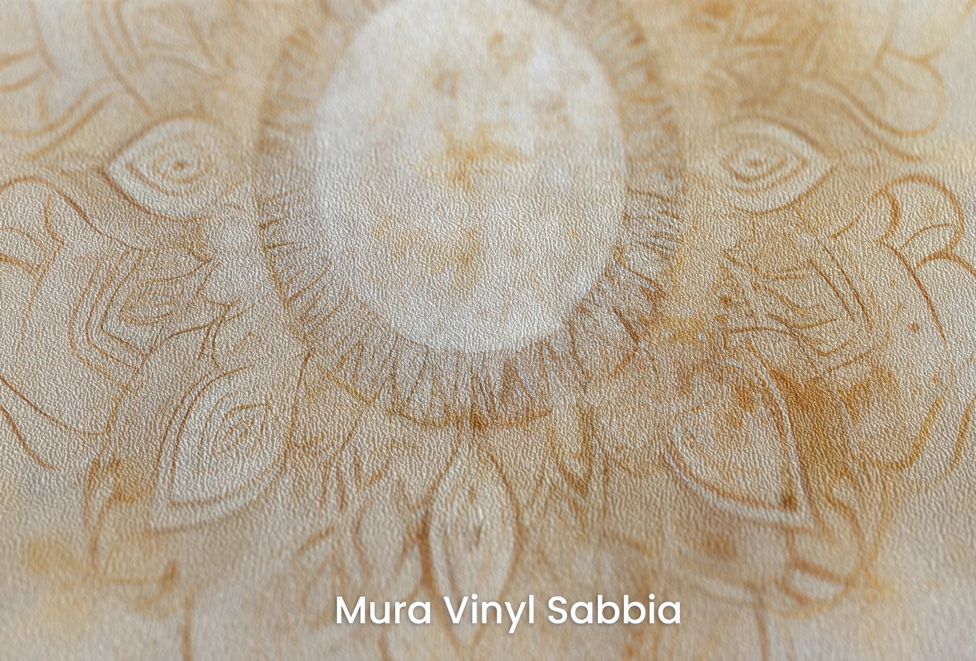 Zbliżenie na artystyczną fototapetę o nazwie Golden Radiance na podłożu Mura Vinyl Sabbia struktura grubego ziarna piasku.