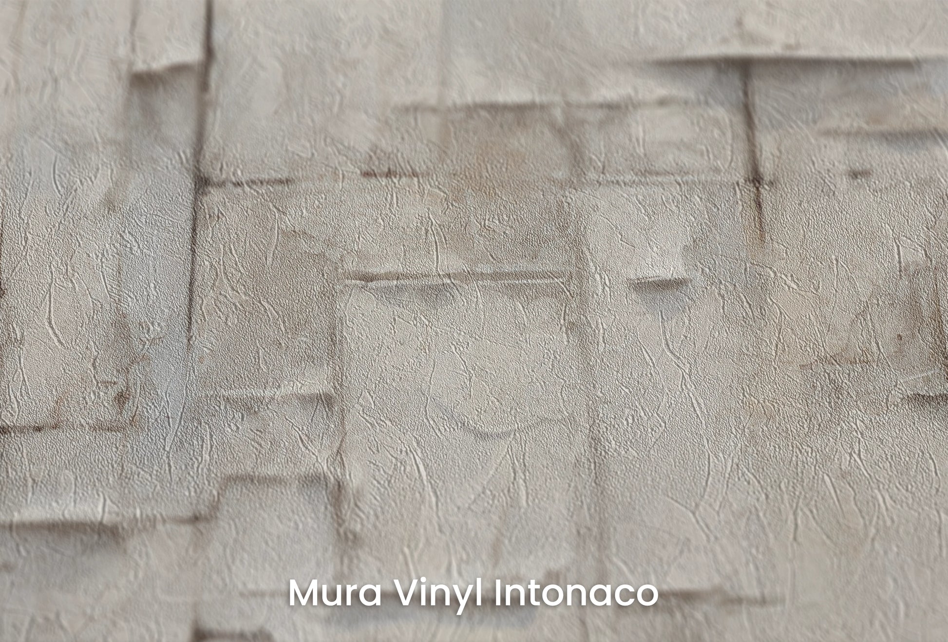 Zbliżenie na artystyczną fototapetę o nazwie Ivory Patchwork na podłożu Mura Vinyl Intonaco - struktura tartego tynku.
