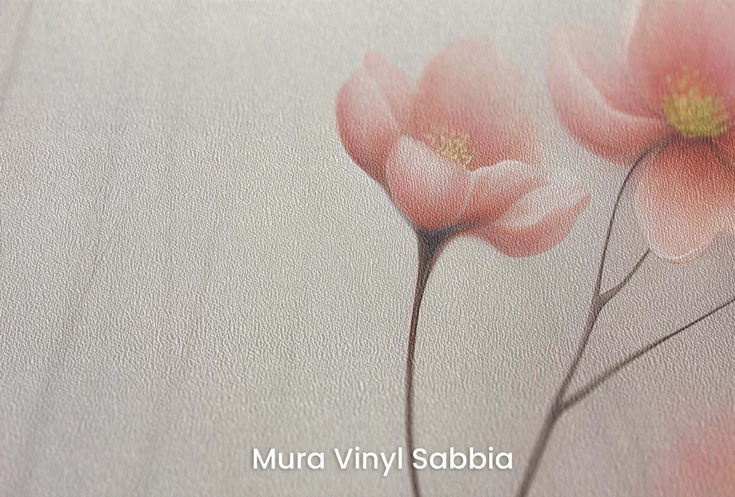 Zbliżenie na artystyczną fototapetę o nazwie Dreamy Flora na podłożu Mura Vinyl Sabbia struktura grubego ziarna piasku.