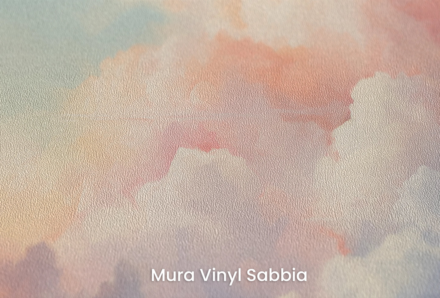Zbliżenie na artystyczną fototapetę o nazwie Peach Harmony na podłożu Mura Vinyl Sabbia struktura grubego ziarna piasku.