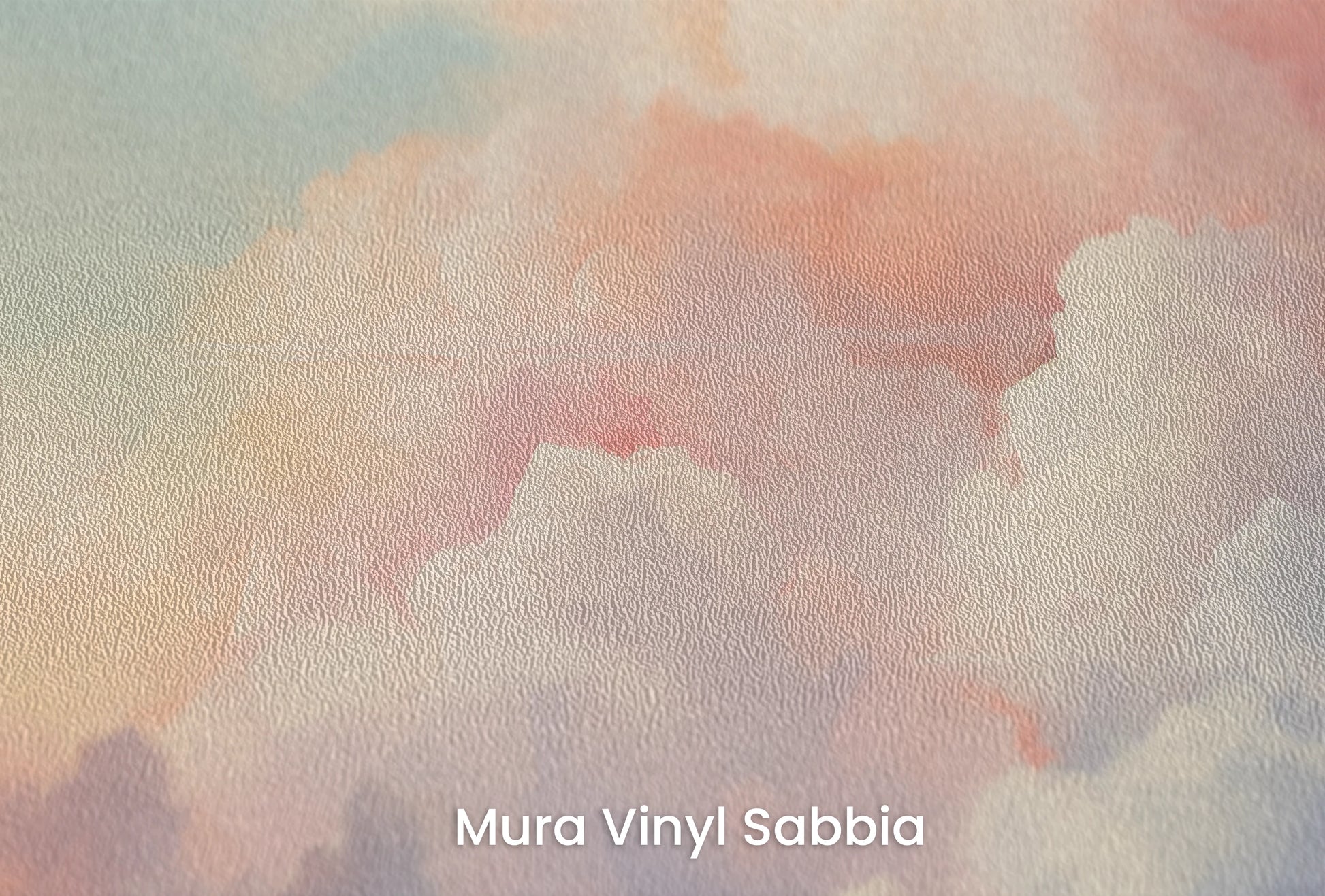 Zbliżenie na artystyczną fototapetę o nazwie Peach Harmony na podłożu Mura Vinyl Sabbia struktura grubego ziarna piasku.
