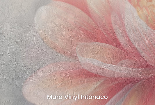 Zbliżenie na artystyczną fototapetę o nazwie Soft Petal Glow na podłożu Mura Vinyl Intonaco - struktura tartego tynku.