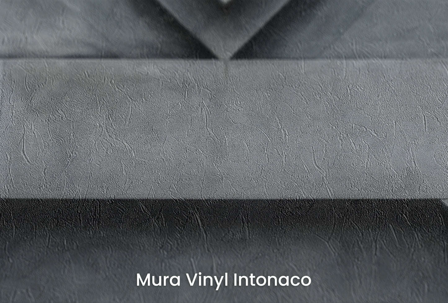 Zbliżenie na artystyczną fototapetę o nazwie Chevron Depth na podłożu Mura Vinyl Intonaco - struktura tartego tynku.