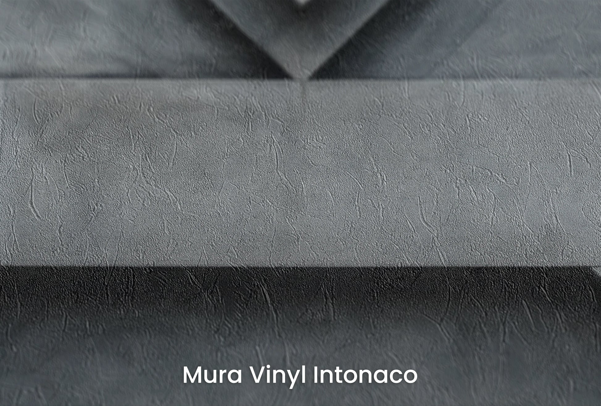 Zbliżenie na artystyczną fototapetę o nazwie Chevron Depth na podłożu Mura Vinyl Intonaco - struktura tartego tynku.