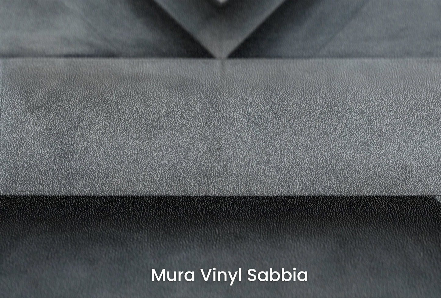 Zbliżenie na artystyczną fototapetę o nazwie Chevron Depth na podłożu Mura Vinyl Sabbia struktura grubego ziarna piasku.
