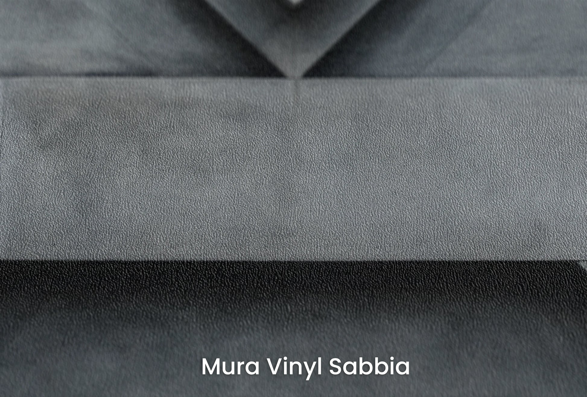 Zbliżenie na artystyczną fototapetę o nazwie Chevron Depth na podłożu Mura Vinyl Sabbia struktura grubego ziarna piasku.