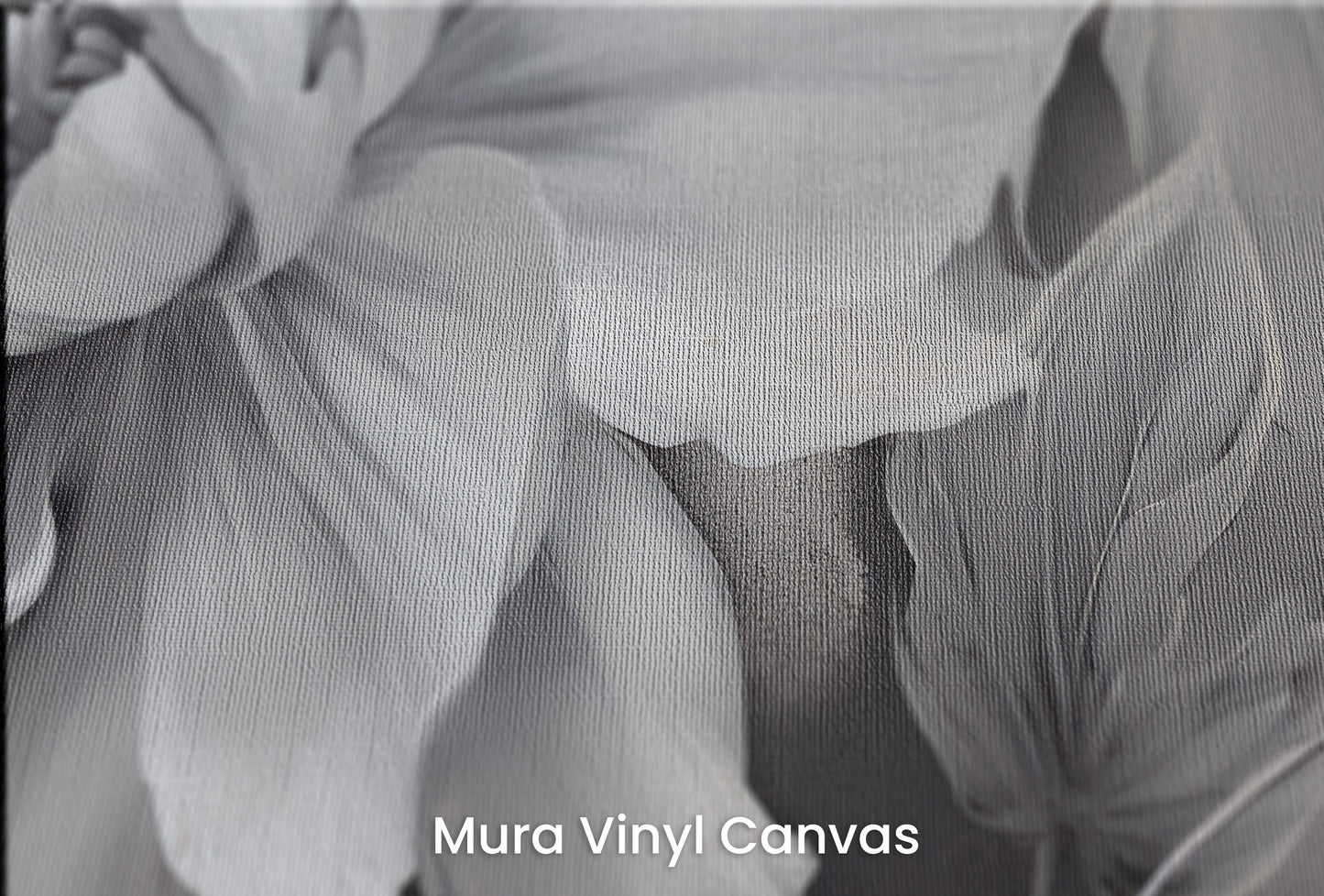 Zbliżenie na artystyczną fototapetę o nazwie NOCTURNAL FLORAL WHISPERS na podłożu Mura Vinyl Canvas - faktura naturalnego płótna.