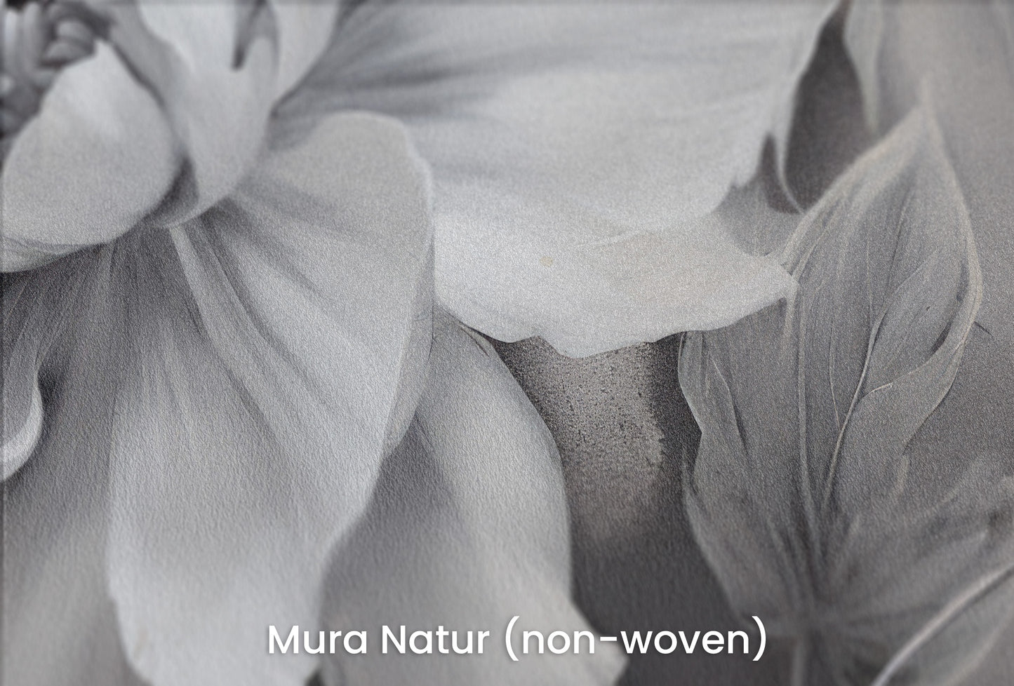 Zbliżenie na artystyczną fototapetę o nazwie NOCTURNAL FLORAL WHISPERS na podłożu Mura Natur (non-woven) - naturalne i ekologiczne podłoże.