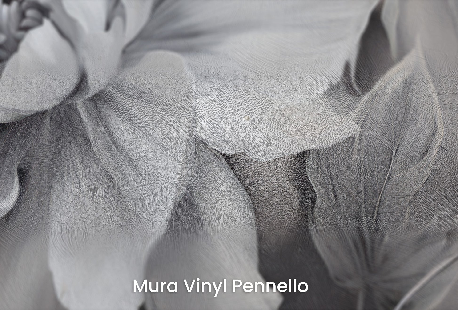 Zbliżenie na artystyczną fototapetę o nazwie NOCTURNAL FLORAL WHISPERS na podłożu Mura Vinyl Pennello - faktura pociągnięć pędzla malarskiego.