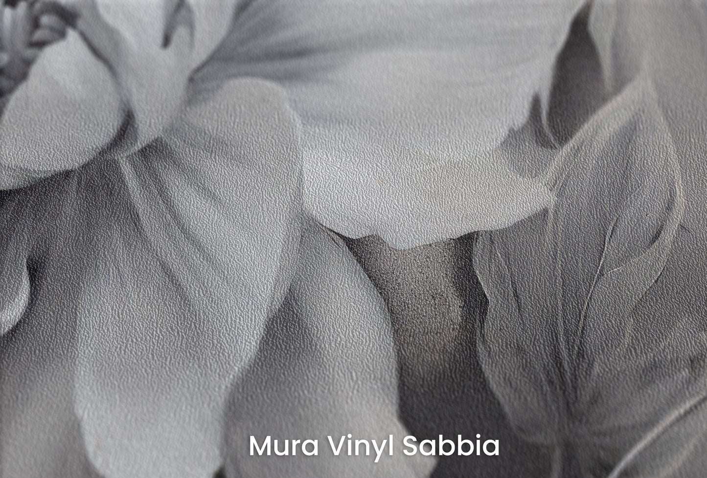 Zbliżenie na artystyczną fototapetę o nazwie NOCTURNAL FLORAL WHISPERS na podłożu Mura Vinyl Sabbia struktura grubego ziarna piasku.