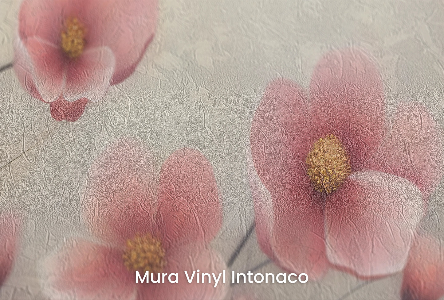 Zbliżenie na artystyczną fototapetę o nazwie Delicate Bloom na podłożu Mura Vinyl Intonaco - struktura tartego tynku.