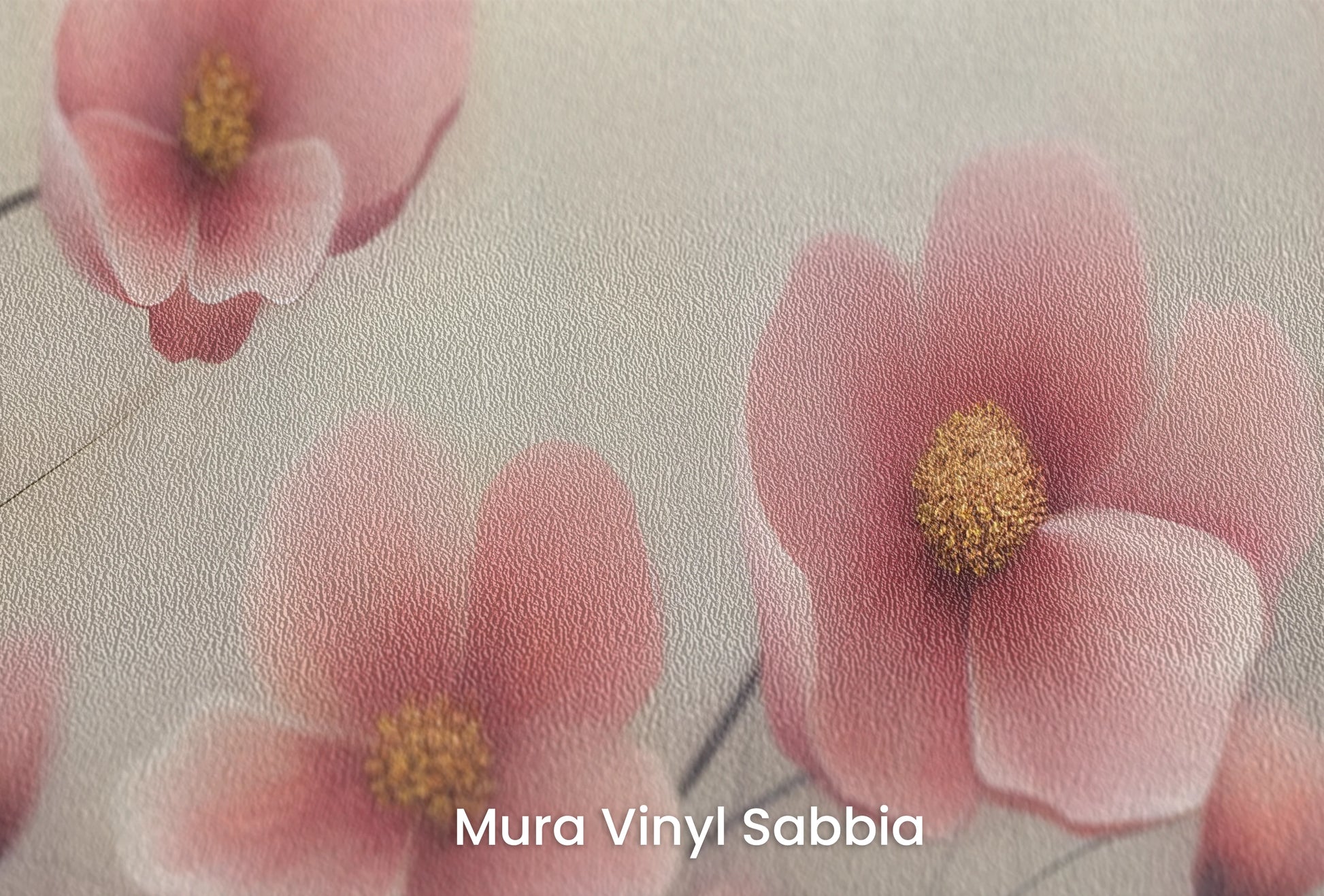 Zbliżenie na artystyczną fototapetę o nazwie Delicate Bloom na podłożu Mura Vinyl Sabbia struktura grubego ziarna piasku.