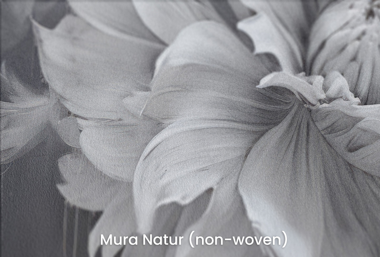 Zbliżenie na artystyczną fototapetę o nazwie MIDNIGHT BLOOM DRAMA na podłożu Mura Natur (non-woven) - naturalne i ekologiczne podłoże.