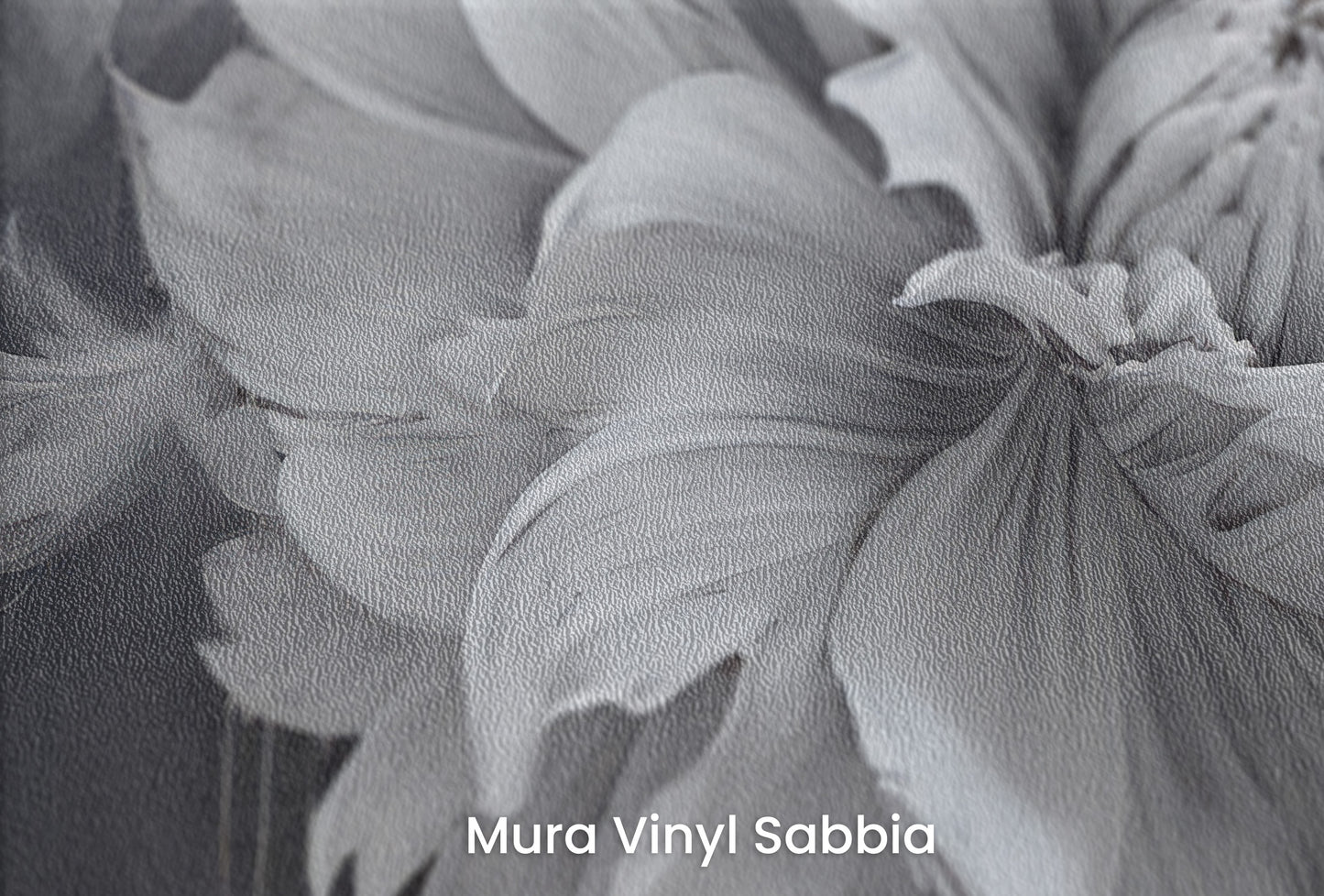 Zbliżenie na artystyczną fototapetę o nazwie MIDNIGHT BLOOM DRAMA na podłożu Mura Vinyl Sabbia struktura grubego ziarna piasku.