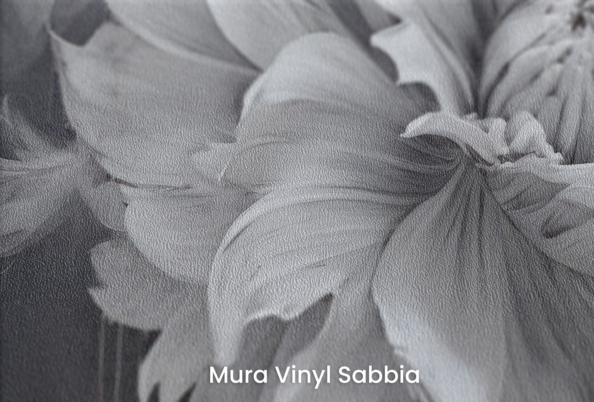 Zbliżenie na artystyczną fototapetę o nazwie MIDNIGHT BLOOM DRAMA na podłożu Mura Vinyl Sabbia struktura grubego ziarna piasku.