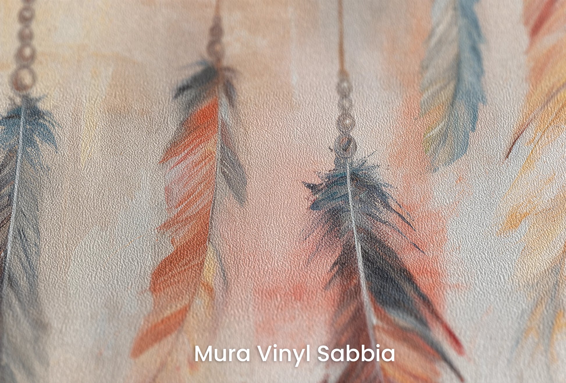 Zbliżenie na artystyczną fototapetę o nazwie Abstract Feathers na podłożu Mura Vinyl Sabbia struktura grubego ziarna piasku.