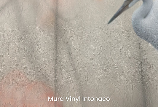 Zbliżenie na artystyczną fototapetę o nazwie Solitary Heron na podłożu Mura Vinyl Intonaco - struktura tartego tynku.