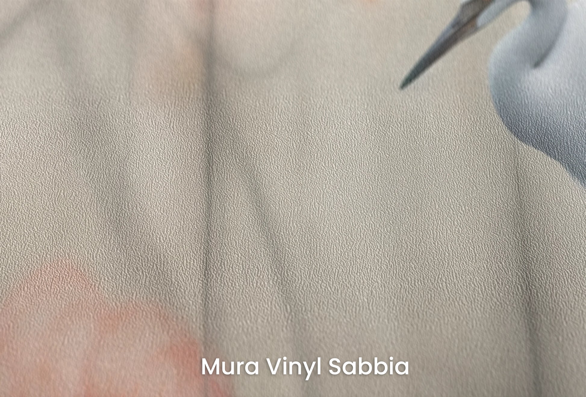 Zbliżenie na artystyczną fototapetę o nazwie Solitary Heron na podłożu Mura Vinyl Sabbia struktura grubego ziarna piasku.