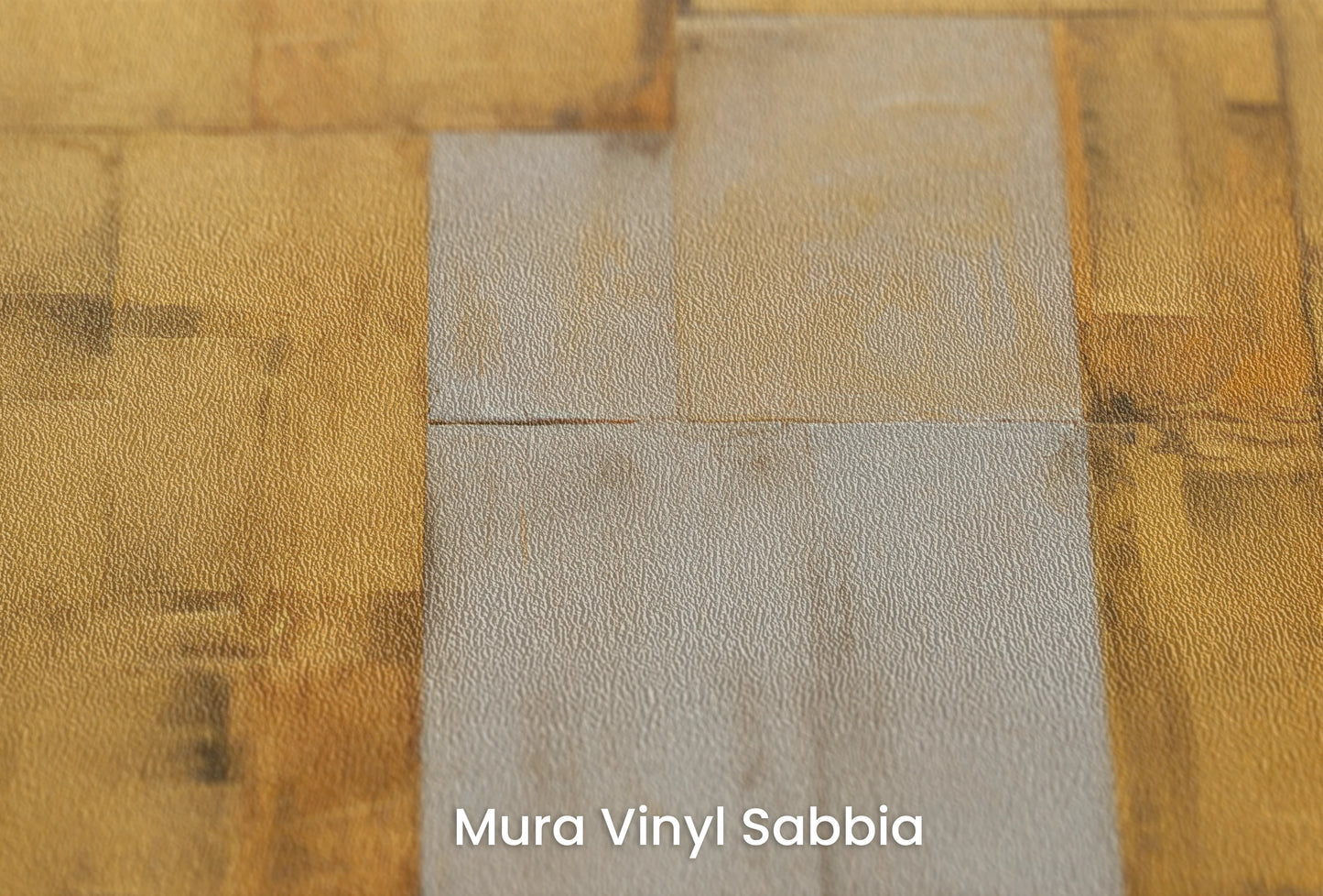 Zbliżenie na artystyczną fototapetę o nazwie Gilded Blocks na podłożu Mura Vinyl Sabbia struktura grubego ziarna piasku.