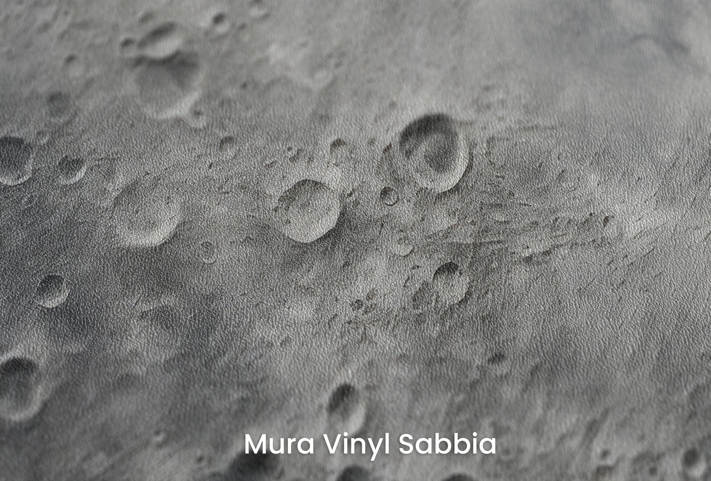 Zbliżenie na artystyczną fototapetę o nazwie Moon's Monochrome 2 na podłożu Mura Vinyl Sabbia struktura grubego ziarna piasku.