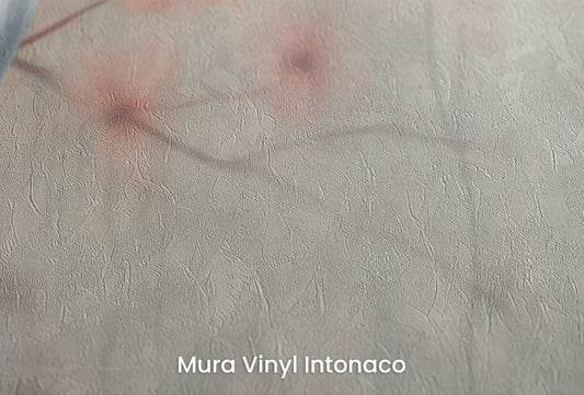 Zbliżenie na artystyczną fototapetę o nazwie Peaceful Heron na podłożu Mura Vinyl Intonaco - struktura tartego tynku.