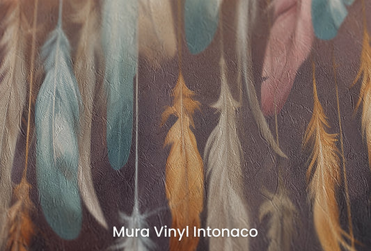 Zbliżenie na artystyczną fototapetę o nazwie Sunset Feathers na podłożu Mura Vinyl Intonaco - struktura tartego tynku.