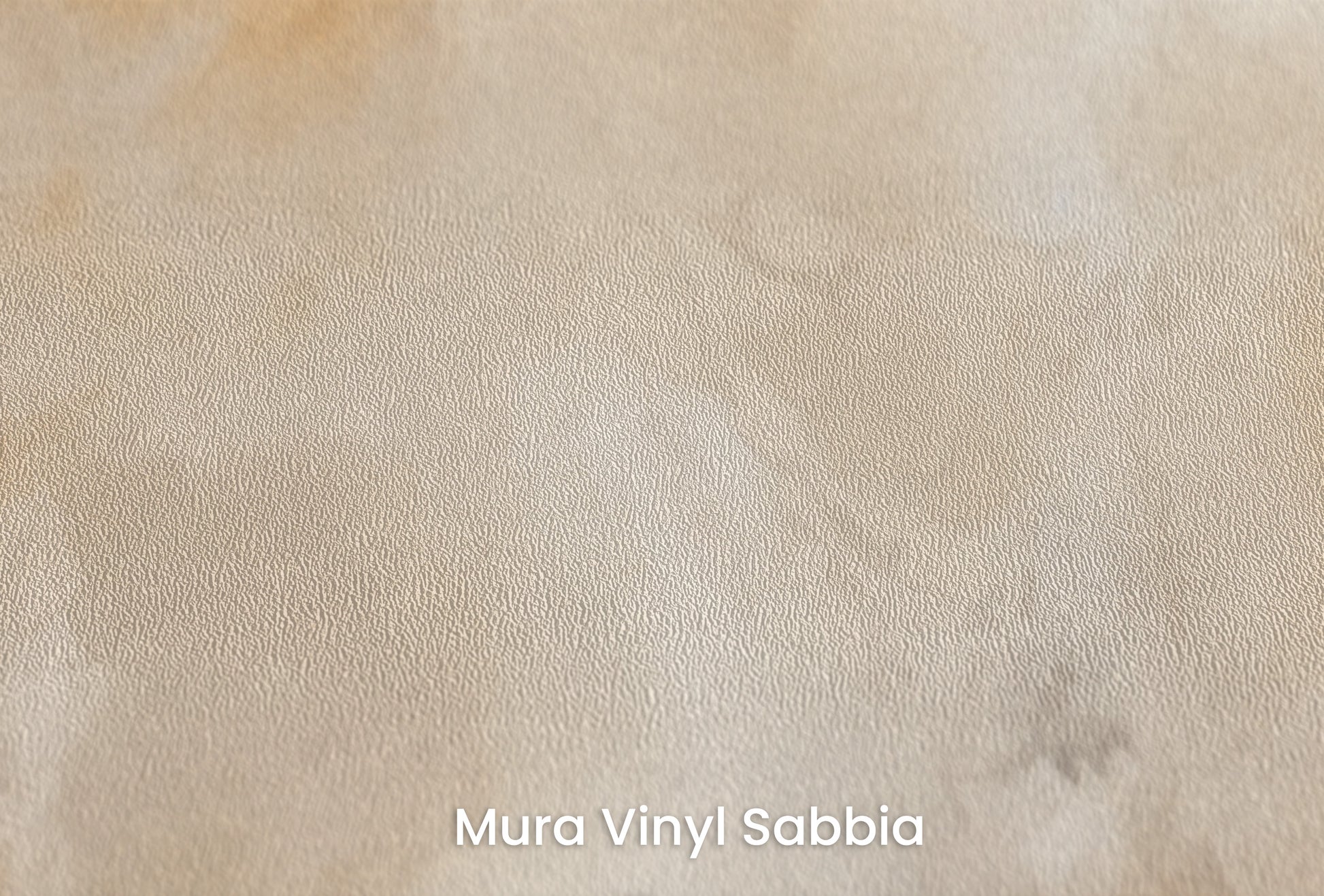 Zbliżenie na artystyczną fototapetę o nazwie AURORA SMOKE CASCADE na podłożu Mura Vinyl Sabbia struktura grubego ziarna piasku.