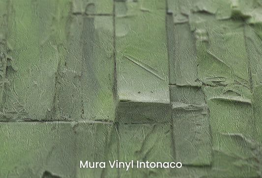 Zbliżenie na artystyczną fototapetę o nazwie Green Patchwork na podłożu Mura Vinyl Intonaco - struktura tartego tynku.