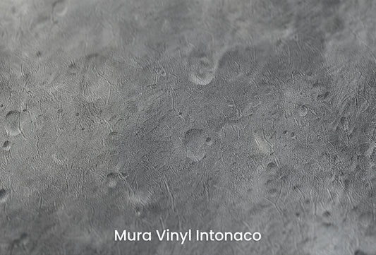 Zbliżenie na artystyczną fototapetę o nazwie Monochrome Moon na podłożu Mura Vinyl Intonaco - struktura tartego tynku.