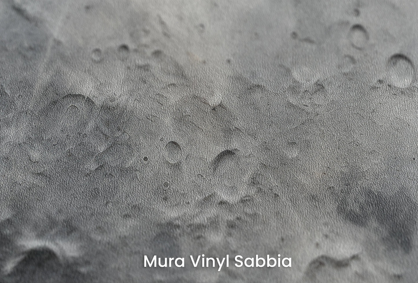 Zbliżenie na artystyczną fototapetę o nazwie Lunar Craters na podłożu Mura Vinyl Sabbia struktura grubego ziarna piasku.