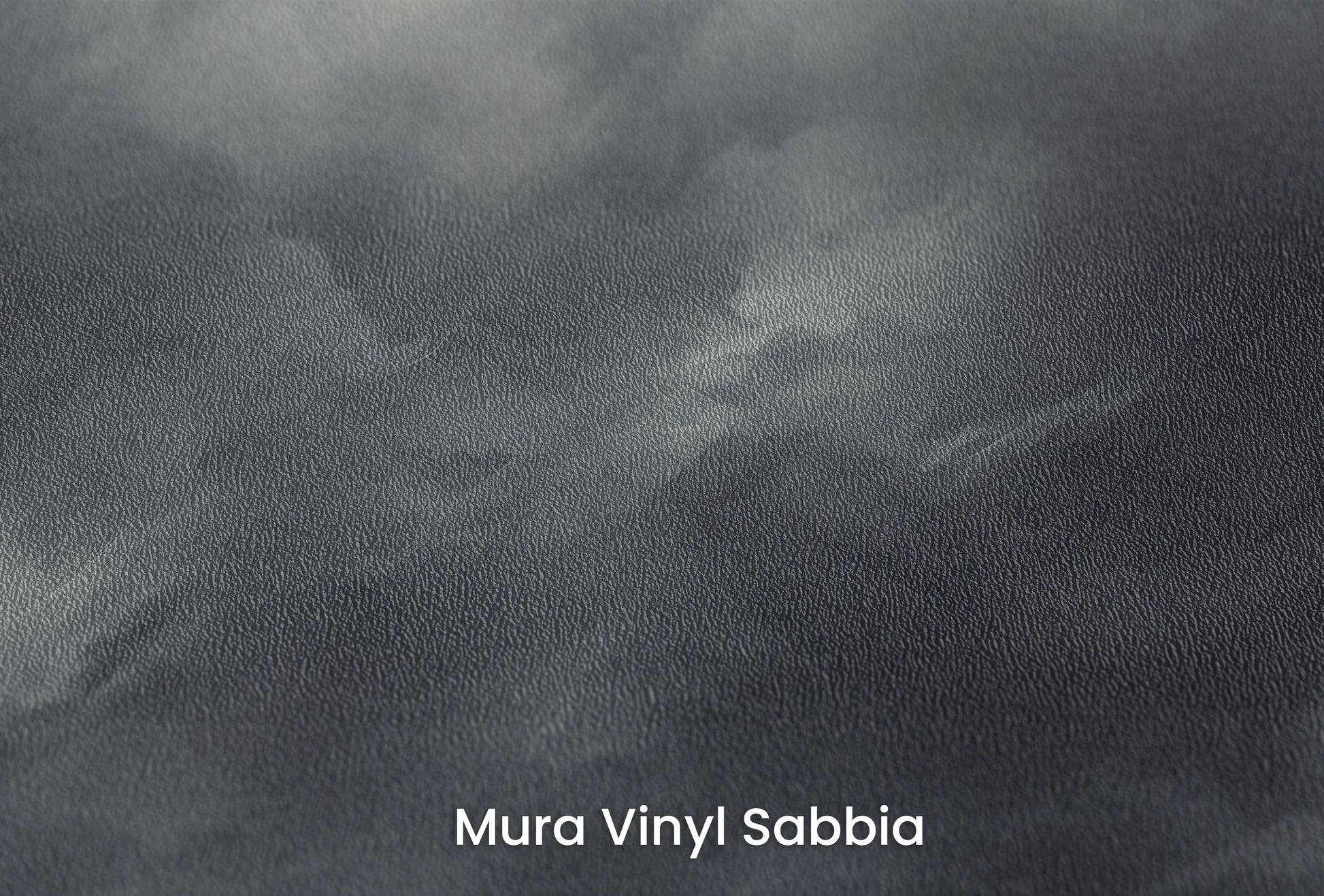 Zbliżenie na artystyczną fototapetę o nazwie Serene Monochrome na podłożu Mura Vinyl Sabbia struktura grubego ziarna piasku.