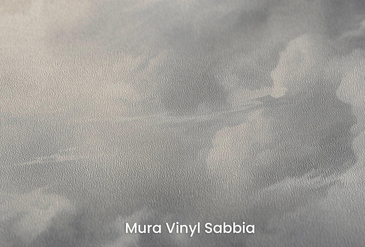 Zbliżenie na artystyczną fototapetę o nazwie Light Amidst Shadows na podłożu Mura Vinyl Sabbia struktura grubego ziarna piasku.