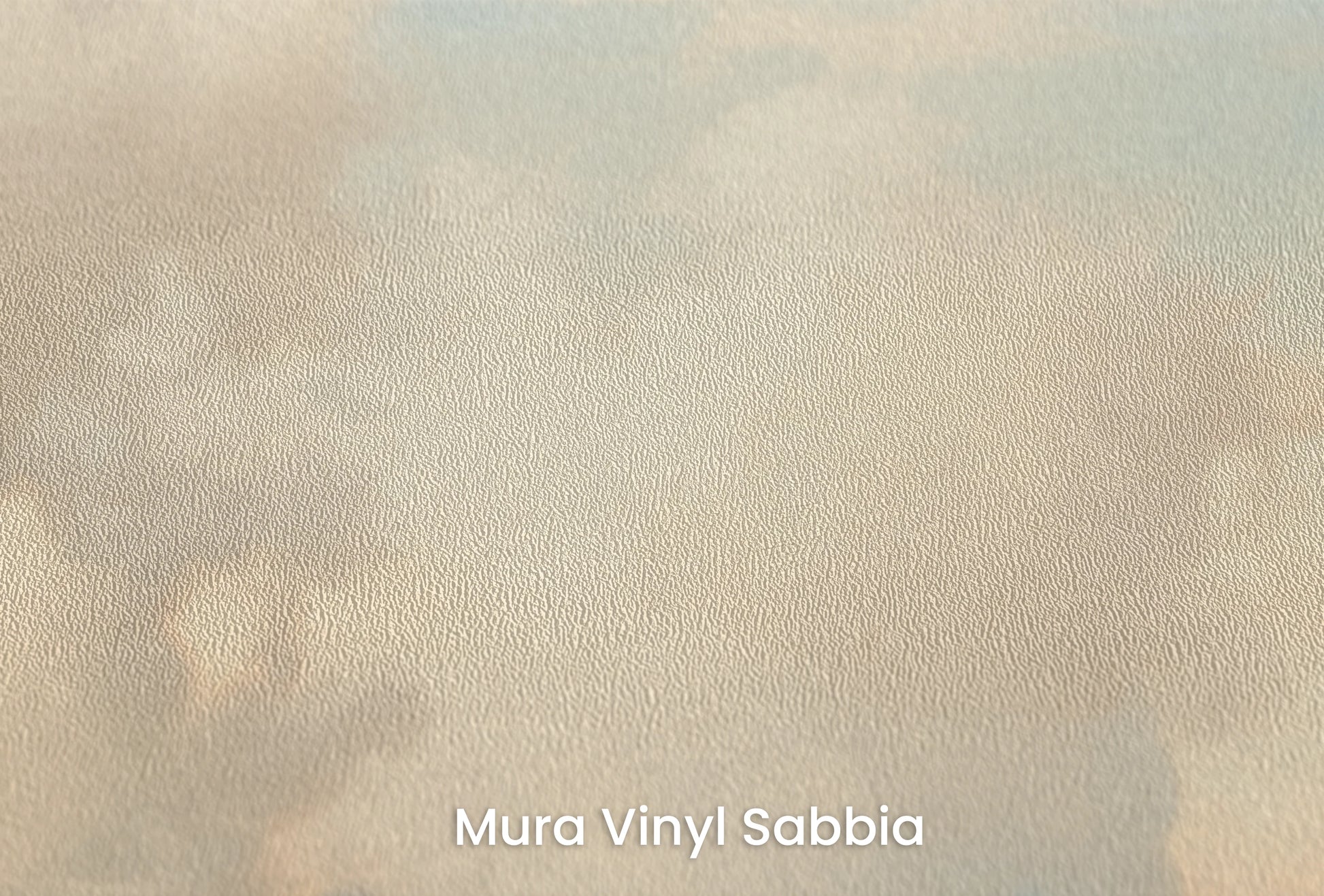 Zbliżenie na artystyczną fototapetę o nazwie Cotton Whispers na podłożu Mura Vinyl Sabbia struktura grubego ziarna piasku.