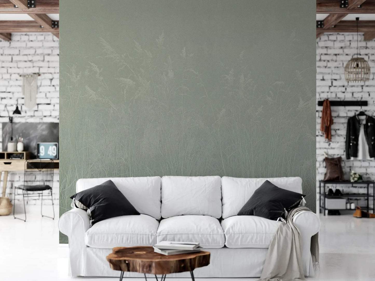 Wzór fototapety SILENT SHORE - tapeta z mglistą trawą w szarej tonacji pokazanej w aranżacji salonu.