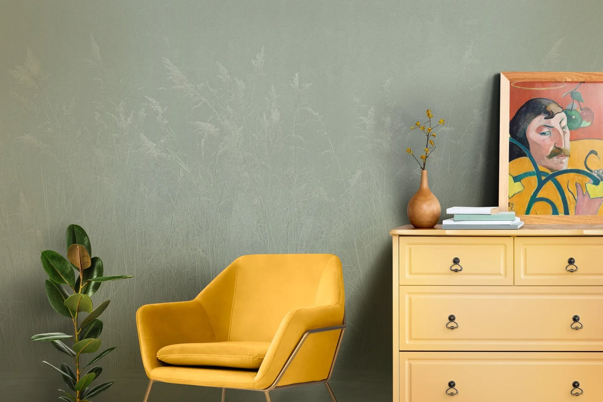 Wzór fototapety SILENT SHORE - tapeta z mglistą trawą w szarej tonacji pokazanej w aranżacji salonu.