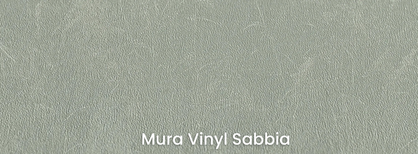 Zbliżenie na fototapetę SILENT SHORE - tapeta z mglistą trawą w szarej tonacji na podłożu o strukturze ziarna piasku.