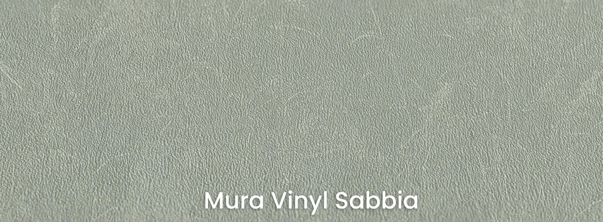 Zbliżenie na fototapetę SILENT SHORE - tapeta z mglistą trawą w szarej tonacji na podłożu o strukturze ziarna piasku.