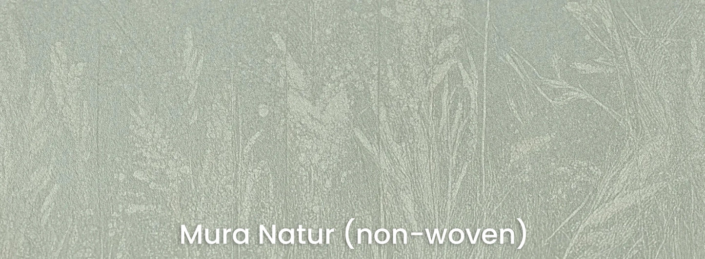 Zbliżenie na fototapetę MEADOW REVERIE - tapeta z delikatnym wzorem traw na seledynowym tle na naturalnym podłożu ekologicznym.
