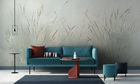 Wzór fototapety SILVER WHISPERS - tapeta z mglistymi trawami o świcie pokazanej w aranżacji salonu.