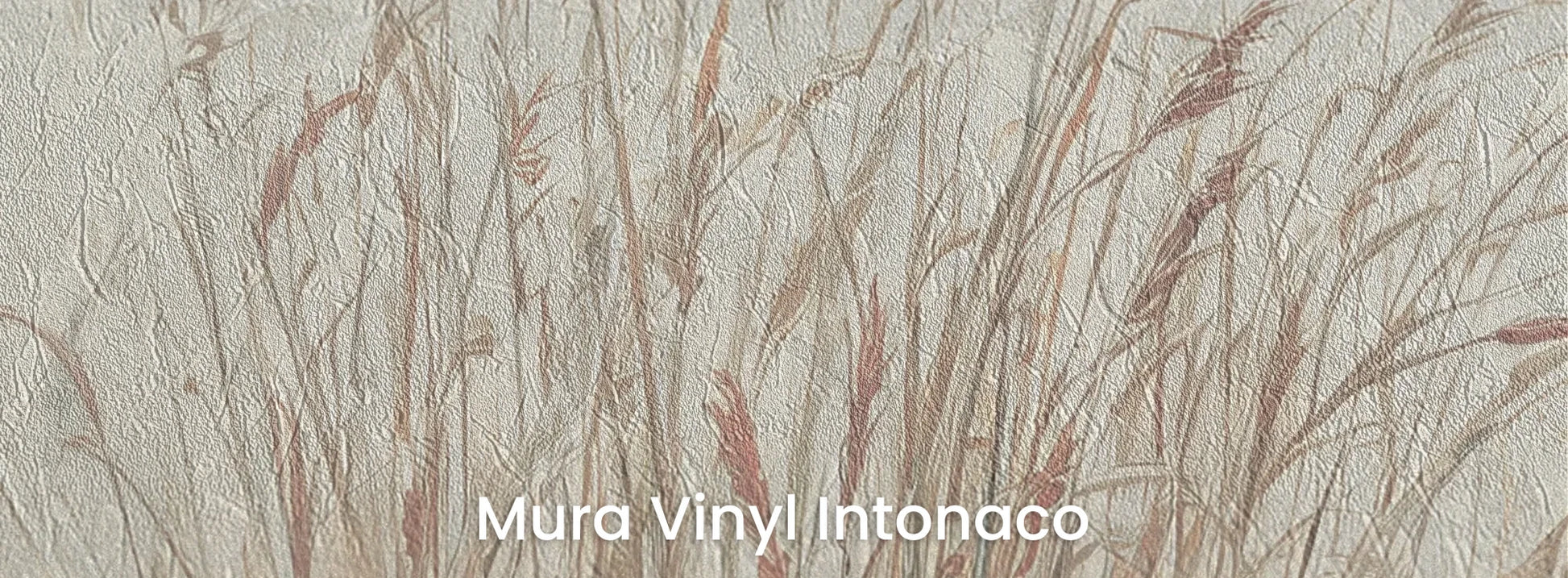 Zbliżenie na fototapetę MORNING WHISPERS - tapeta z mglistymi trawami o świcie na podłożu o strukturze tartego tynku.