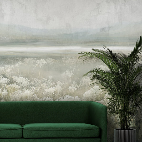 Fototapeta SILVER WILDFLOWERS - tapeta z mglistą łąką pokazana w aranżacji wnętrza z akcentem na ścianie.