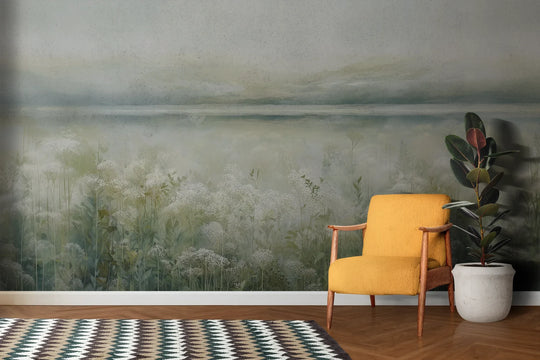 Wzór fototapety HORIZON REVERIE - tapeta z delikatną łąką w porannej mgle pokazanej w aranżacji salonu.