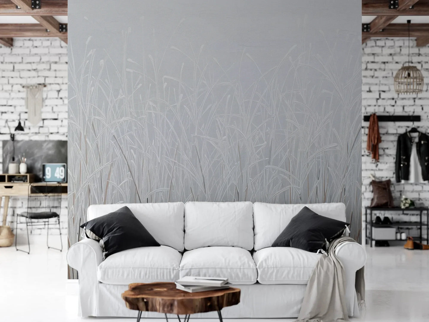 Wzór fototapety FROSTBOUND SERENITY - tapeta z zimowymi trawami w szarej mgle pokazanej w aranżacji salonu.