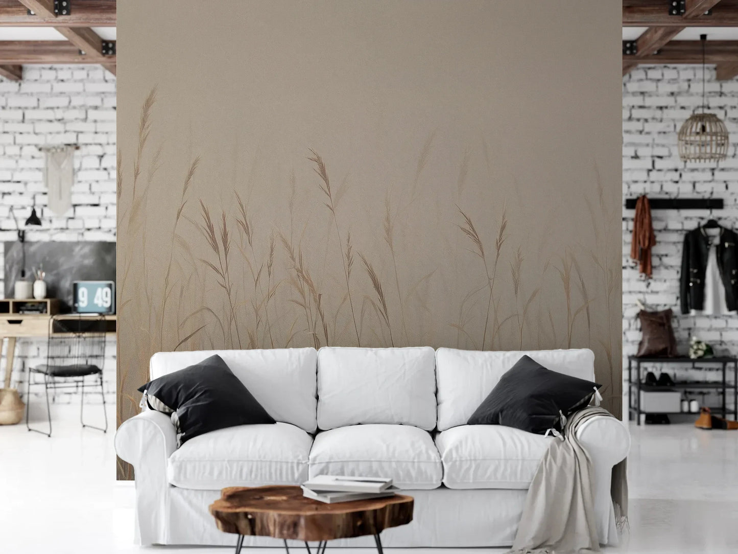 Wzór fototapety MISTY SILENCE - tapeta z mglistymi trawami o świcie pokazanej w aranżacji salonu.