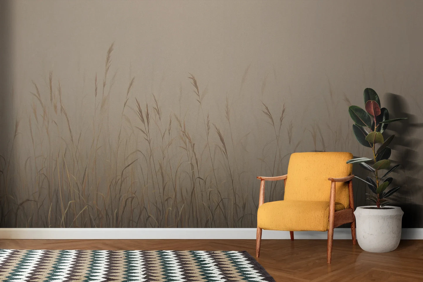 Wzór fototapety MISTY SILENCE - tapeta z mglistymi trawami o świcie pokazanej w aranżacji salonu.
