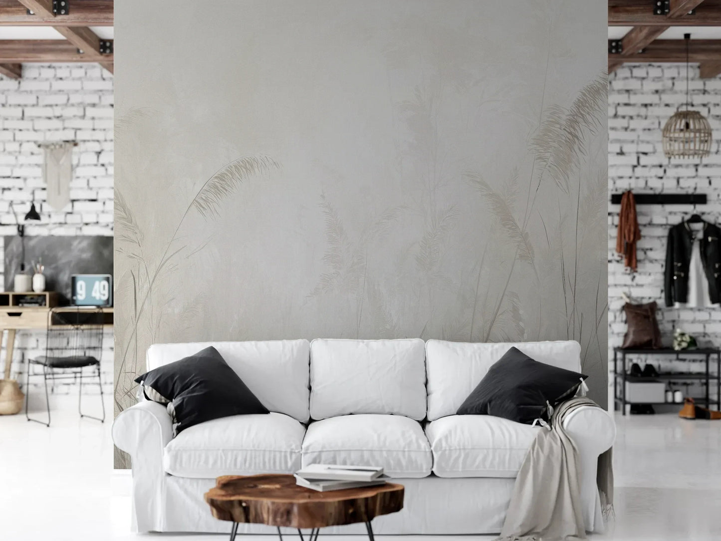 Wzór fototapety MORNING MIST - tapeta z mglistymi trawami w szarościach pokazanej w aranżacji salonu.