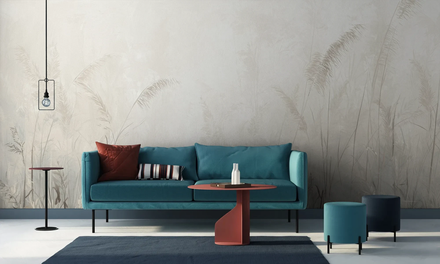 Wzór fototapety MORNING MIST - tapeta z mglistymi trawami w szarościach pokazanej w aranżacji salonu.