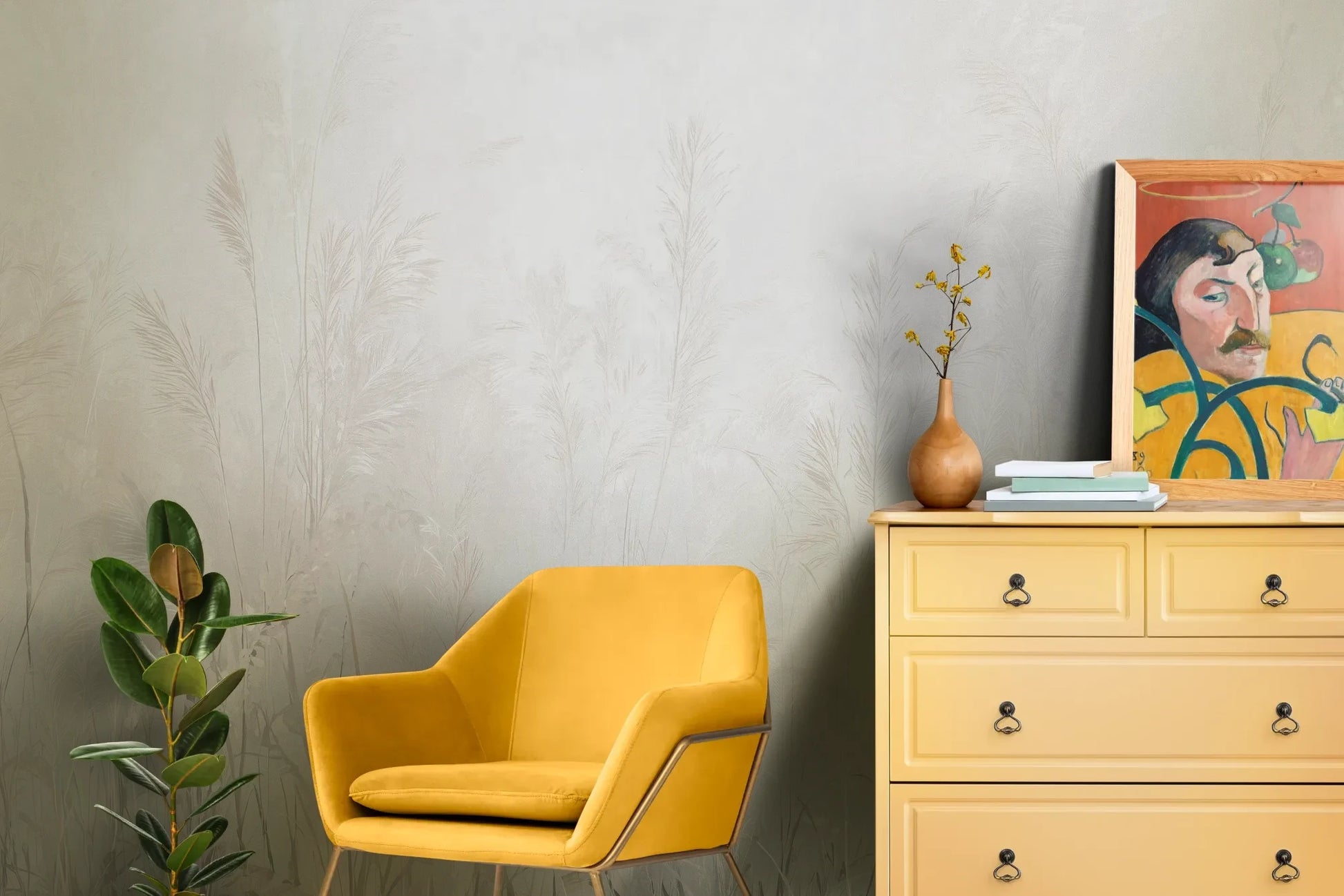 Wzór fototapety LUMINOUS REEDS - tapeta z mglistymi trawami w jasnej tonacji pokazanej w aranżacji salonu.