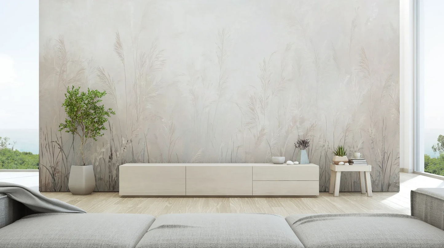 Wzór fototapety LUMINOUS REEDS - tapeta z mglistymi trawami w jasnej tonacji pokazanej w aranżacji salonu.