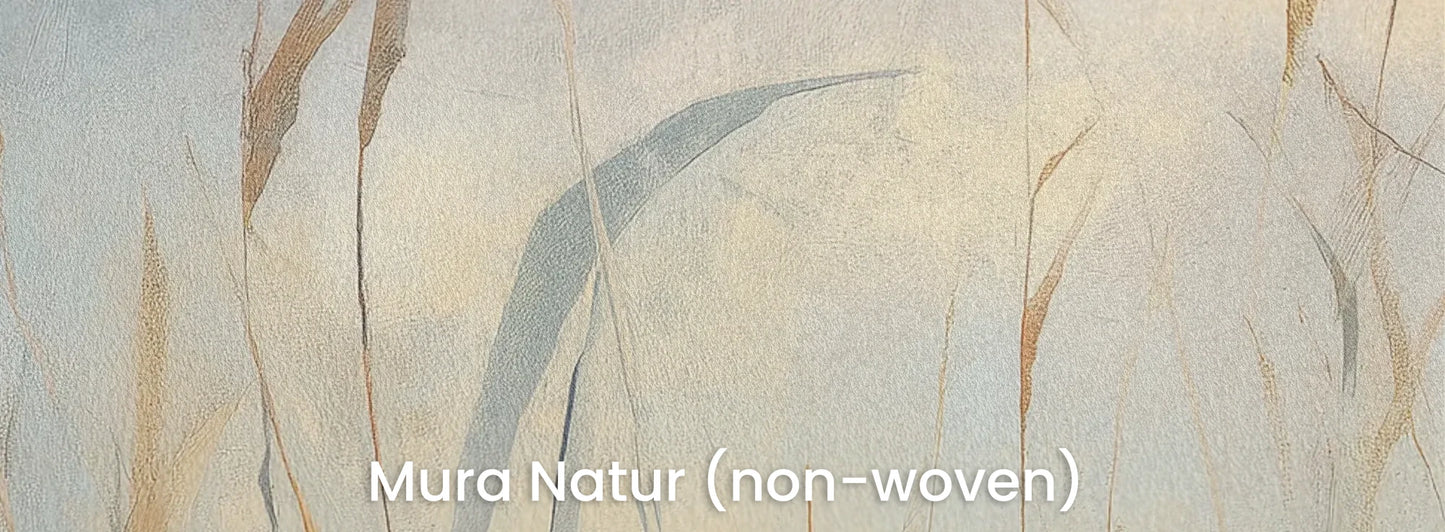 Zbliżenie na fototapetę FOGGY EMBRACE - tapeta z mglistymi trawami o świcie na naturalnym podłożu ekologicznym.